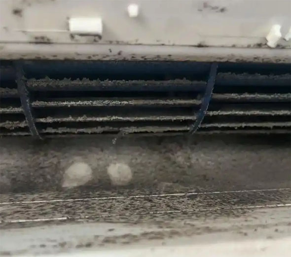 山阴空调吹的风有股烧焦味是怎么回事